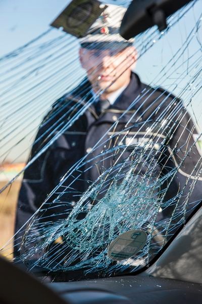 POL-REK: Stein zerstörte die Frontscheibe eines Autos - Bergheim