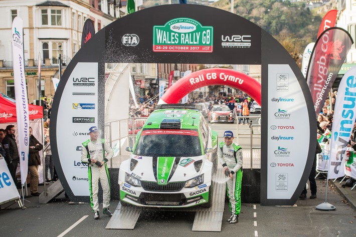 SKODA Werksfahrer Tidemand gewinnt in Wales Saisonsieg Nummer zehn für SKODA in der WRC 2 (FOTO)