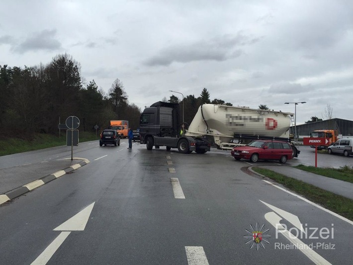 POL-PPWP: Lastwagen nach Vorfahrtsverletzung zusammen gestoßen
