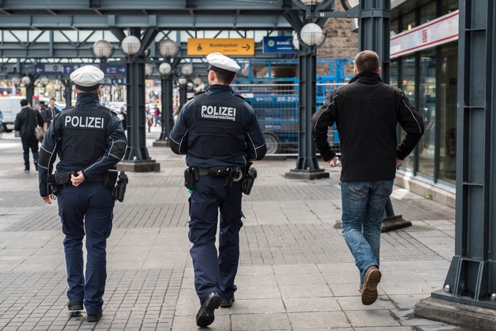 BPOL-HH: Mann schläft völlig betrunken vor dem Bundespolizeirevier am Hauptbahnhof- Bundespolizei nimmt 42-Jährigen am Hamburger Hauptbahnhof in Gewahrsam-