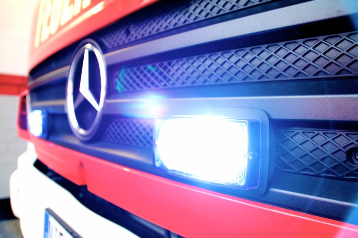 FFW Schwalmtal: Feuerwehr löscht Brand einer Hecke