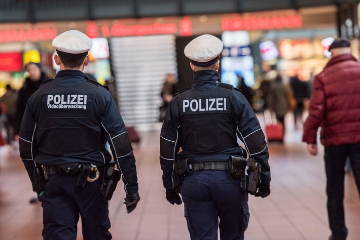 BPOL-HH: +++Mann bedroht Personal in einem Schnellrestaurant im Hamburger Hbf+++