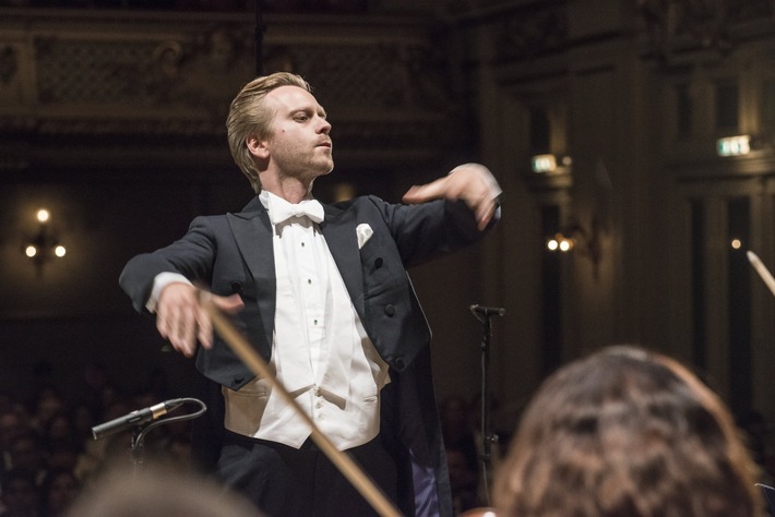 A.T. Kearney: Benefizkonzert des "dirigierenden Beraters" für Flüchtlingskinder in Not