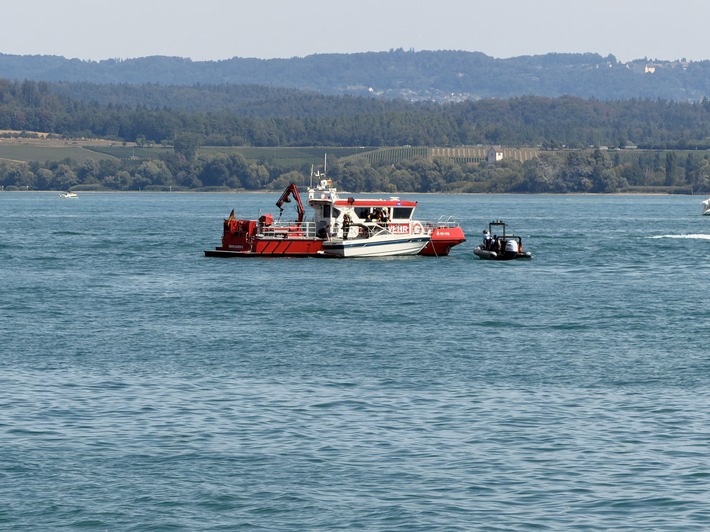 FW Konstanz: Bootsbrand bei der Insel Mainau