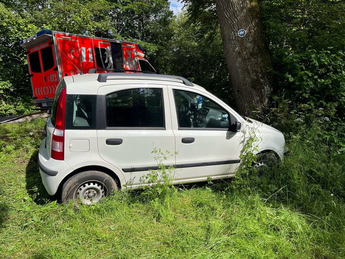 POL-AC: Auto fährt gegen Baum - Fahrer kommt schwer verletzt ins Krankenhaus