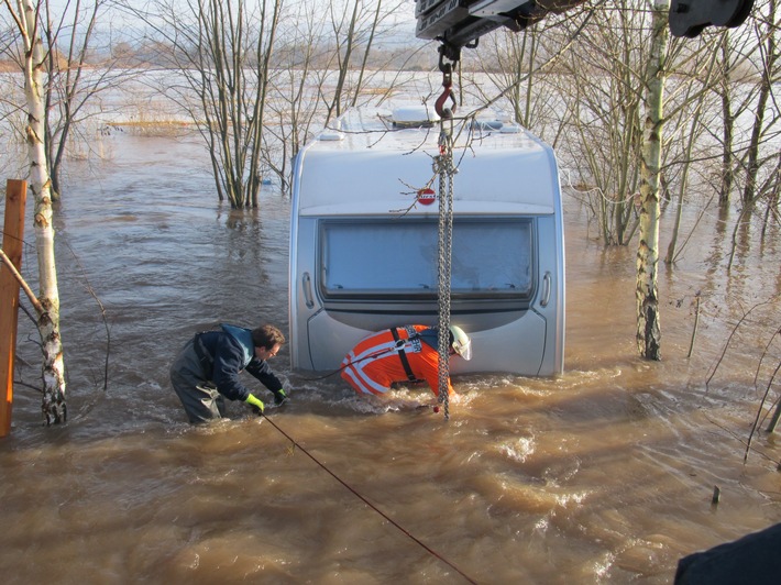 POL-HOL: Das Hochwasser steigt schneller als man denkt: Wohnwagenbenutzer vom Hochwasser überrascht - Feuerwehr, THW und Polizei mussten Wohnwagen samt Insassen bergen -