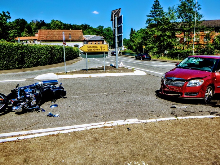 POL-WE: Motorradfahrer offenbar übersehen - zwei Schwerverletzte + Audi zerkratzt + Wer nahm das Klapprad?