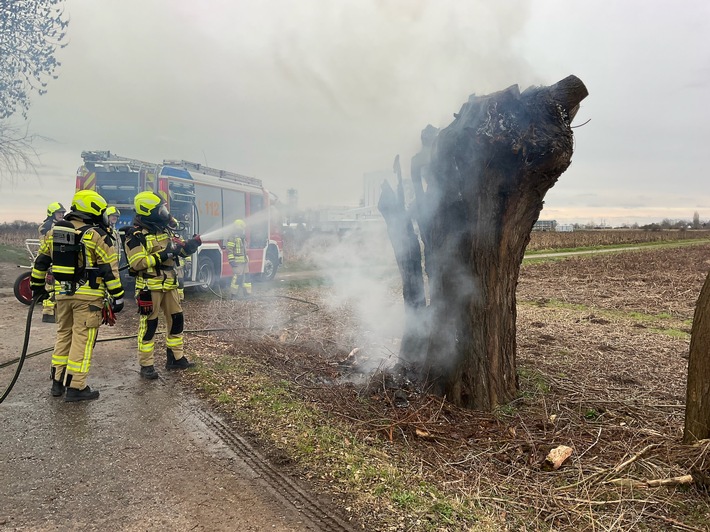 FW Alpen: Freiwillige Feuerwehr Alpen gefordert an den Karnvalstagen