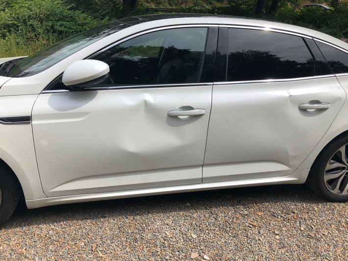 POL-GM: Auto auf Parkplatz von Vandalen beschädigt