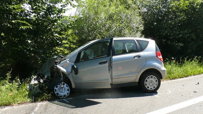 POL-DN: Schwerverletzte nach Verkehrsunfall auf der L 253