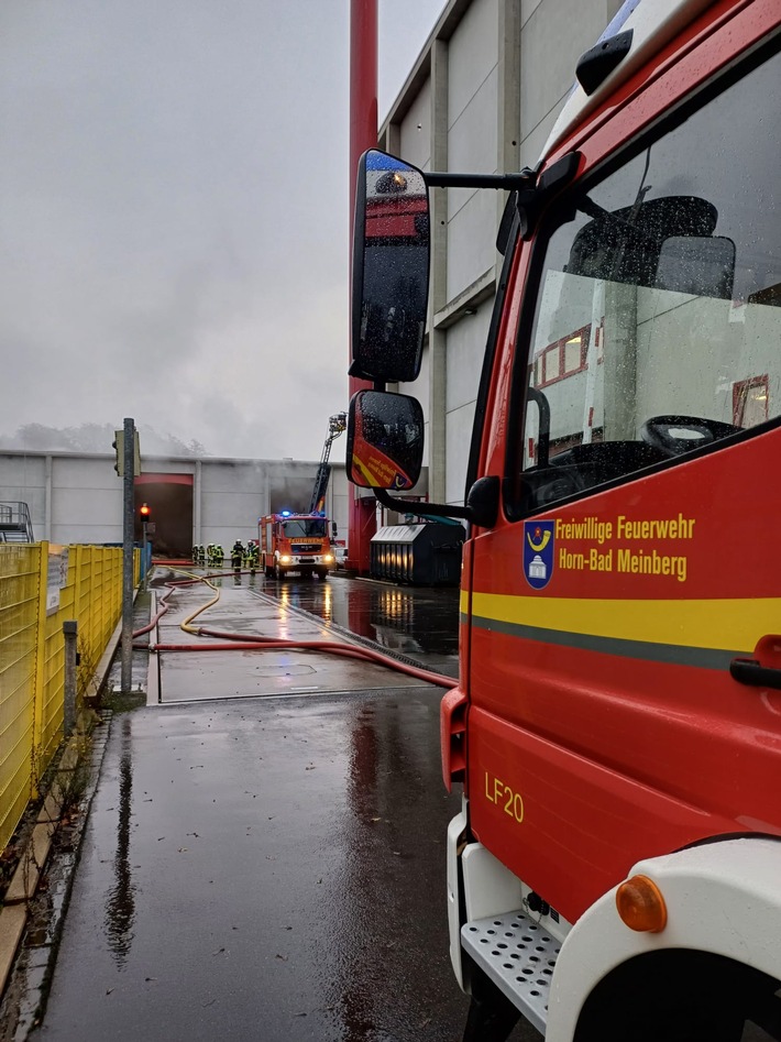 FW Horn-Bad Meinberg: Staubexplosion in Holzheizkraftwerk - Glutnester sorgen für langwierigen Feuerwehreinsatz