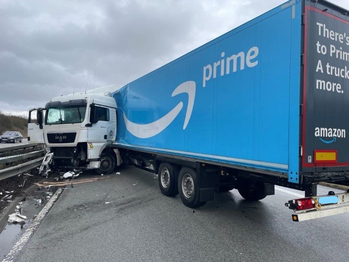 POL-PDKL: Sattelzug blockiert nach Unfall die Fahrbahn der BAB 63...