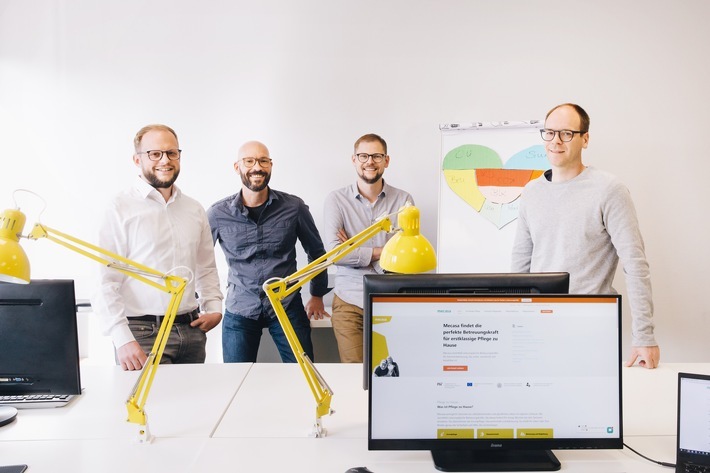 Die Mecasa-Gründer Simon Spangenberg, Jan Müntinga, Oliver Weiss und Dr. Benjamin Krill (v.l.n.r.) arbeiten kontinuierlich an der Verbesserung häuslicher Seniorenbetreuung. ©Mecasa GmbH / Weiterer Text über ots und www.presseportal.de/nr/151325 / Die Verwendung dieses Bildes ist für redaktionelle Zwecke honorarfrei. Veröffentlichung bitte unter Quellenangabe: "obs/EIT Health Germany/Mecasa GmbH"