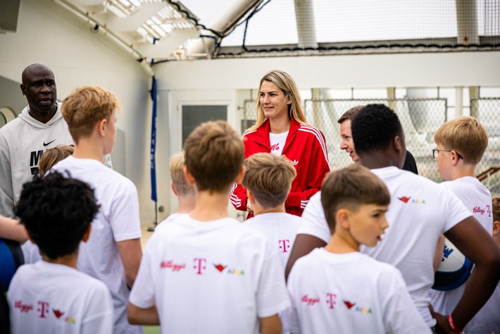 Aktuelle Pressemeldung: Kurz vor der Frauen-WM: Basketball-Prominenz zu Gast auf AIDAperla