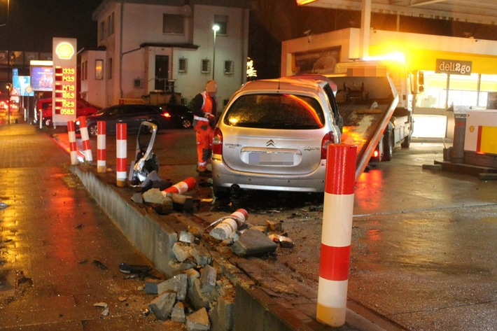 POL-AC: Autofahrer kriegt die Kurve nicht...