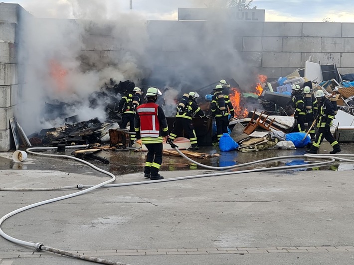 FW-DO: Feuer auf Wertstoffhof / DO Hacheney - Sperrmüll stand im Vollbrand