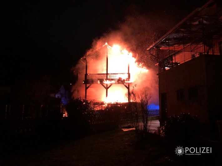 POL-PPWP: Mehrfamilienhaus steht in Flammen