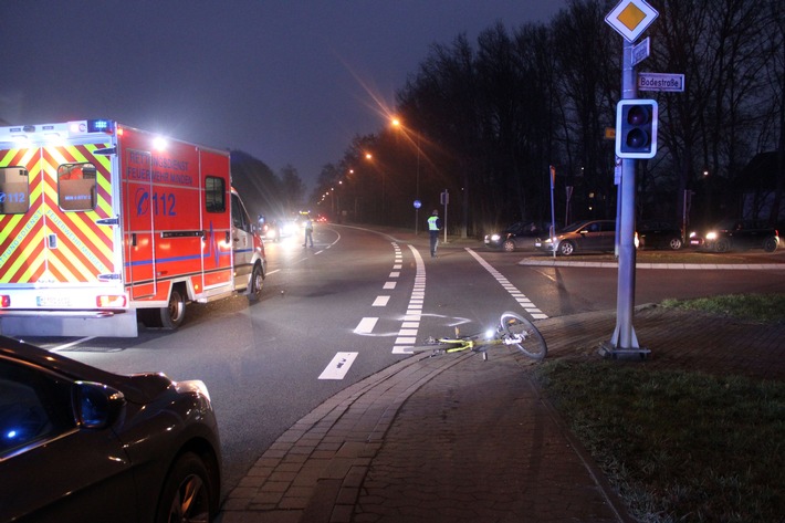 POL-MI: Radfahrer bei Kollision mit Auto schwer verletzt