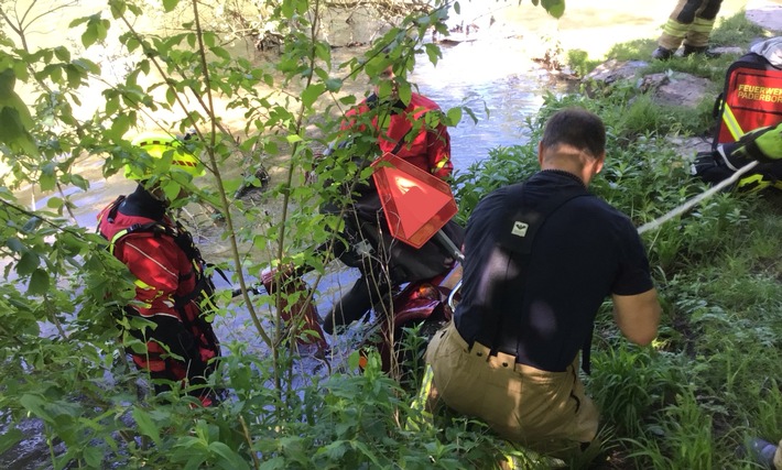 FW Paderborn: "Person im Wasser" am Zusammenlauf der Alme und Lippe in Schloss Neuhaus