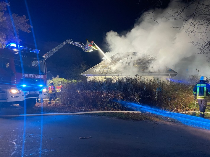 FW-ROW: Einfamilienhaus brennt in voller Ausdehnung