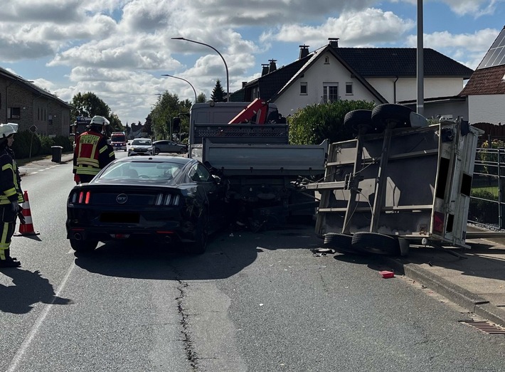 POL-MI: Ford Mustang kollidiert mit geparktem Fahrzeuggespann