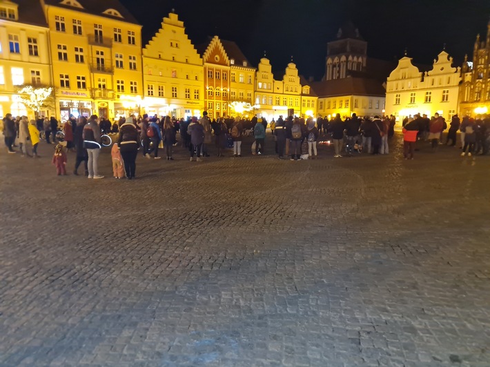 POL-NB: Mahnwache in Greifswald anlässlich des begonnenen Krieges in der Ukraine