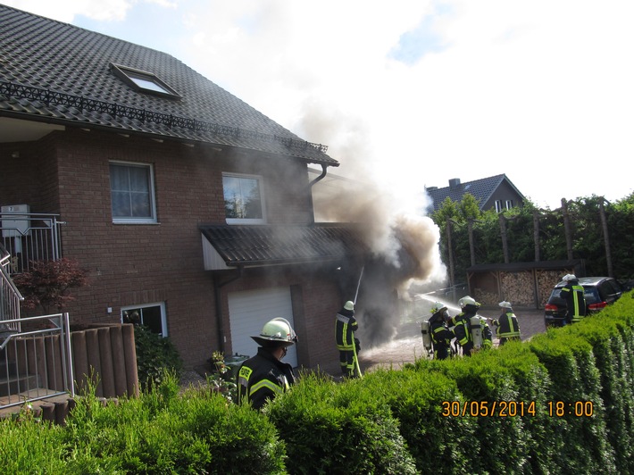 POL-HOL: Holzminden - Rudolf-Jahns-Weg: 30.000,-- EUR Schaden bei Feuer in einer Garage - BMW total ausgebrannt / Gebäudeschaden an Garage-