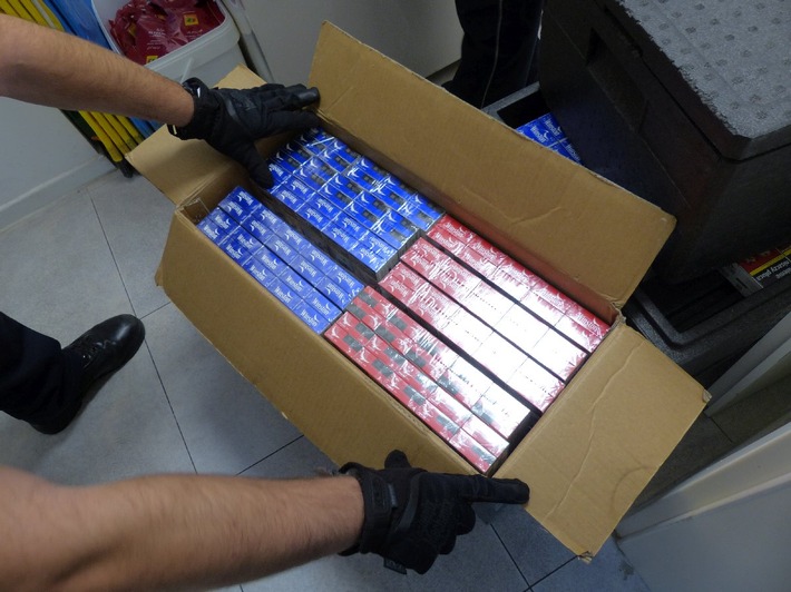 HZA-UL: Lebensmittelhändler verkauft illegale Vapes, Schmuggelzigaretten und Kaffee/Zoll durchsucht Laden