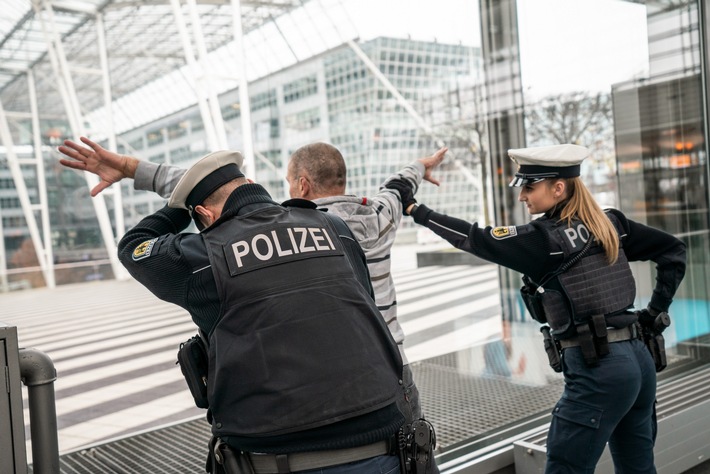 Bundespolizeidirektion München: Mit der Sicherheitskontrolle nicht einverstanden - Angriff auf Bundespolizisten