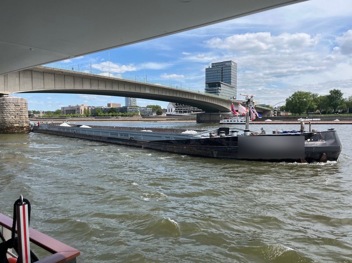 POL-DU: Duisburg/Köln: Schiffsunfall auf dem Rhein - hoher Sachschaden