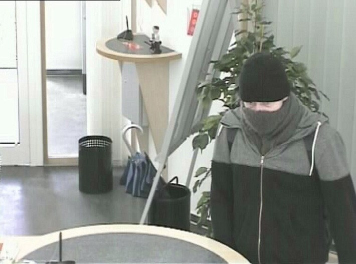 POL-PPMZ: Mainz, Fahndung nach Bankräuber läuft - Foto aus Überwachungskamera - Belohnung ausgesetzt
