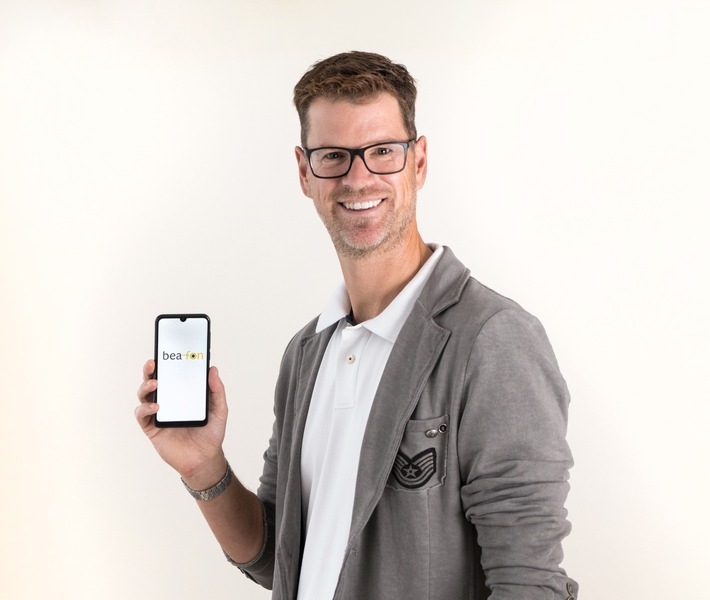 Die Beafon-Mobile GmbH ist als Anbieter von Handys unter dem Markennamen ?Beafon? mit hoher Produkt- und Servicequalität in Deutschland erfolgreich. Der Handyhersteller hat jetzt sein neuestes Handy der Weltöffentlichkeit präsentiert: Das M6 von Beafon ist ab November 2019 erhältlich, die Neuentwicklung mit vollflächigem Display und völlig ohne Tasten war ein logischer weiterer Entwicklungsschritt, da Smartphone-Produkte mit wechselbaren Bedieneroberflächen von Android- auf eine einfach zu bedienende Beafon-Oberfläche mit zusätzlichen SOS-Sicherheitsfunktionen in Zukunft bei allen Altersgruppen stark an Bedeutung gewinnen. Laut jüngsten Studien haben 75 Millionen Menschen in Europa kein Smartphone, die z.B. beim Online-Banking immer unverzichtbarer werden. ?Das neue Smartphone ist ein wichtiger weiterer Entwicklungsschritt?, betont Reinhard Handlgruber, Gesamtverantwortlicher von Bea-fon Mobile.