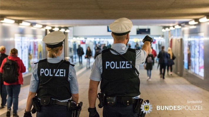 Bundespolizeidirektion München: Körperverletzung in Pasing - Zeugen gesucht
Reisende trennten die jungen Männer