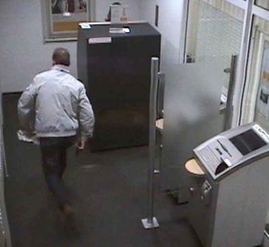 POL-D: Oberkassel - Räuberische Erpressung am Geldautomaten - Bewaffneter Täter erbeutete 200 Euro - Polizei fahndet mit Bildern aus der Überwachungskamera