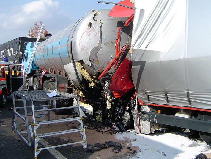 POL-MFR: (2272)  Schwerer Lkw-Auffahrunfall - ein Fahrer getötet