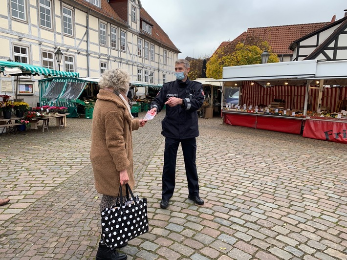 POL-VER: Polizei warnt vor Taschendiebstählen: Präventionskampagne der Polizei in der Verdener Fußgängerzone sowie vor Geschäften