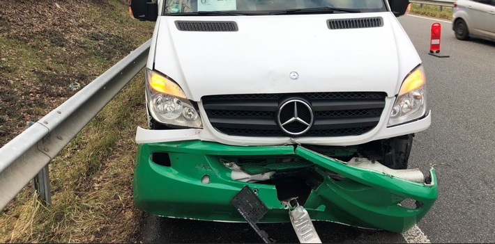 POL-PDLD: A65/AS Deidesheim - Fahrer und drei Insassen leicht verletzt