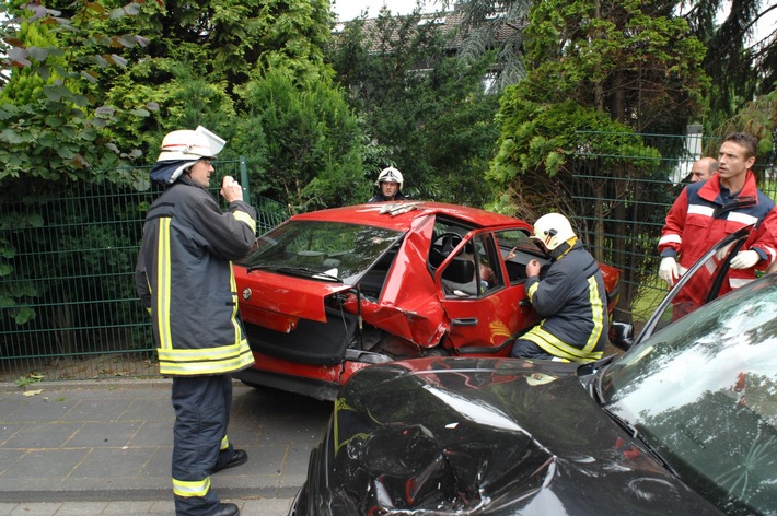 FW-E: Verkehrsunfall mit 2 Verletzten