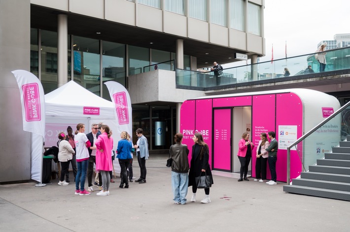 Medienmitteilung und Fotos: Brustkrebs-Aufklärungsaktion mit kostenloser Tastuntersuchung im PINK CUBE heute und morgen in Baden