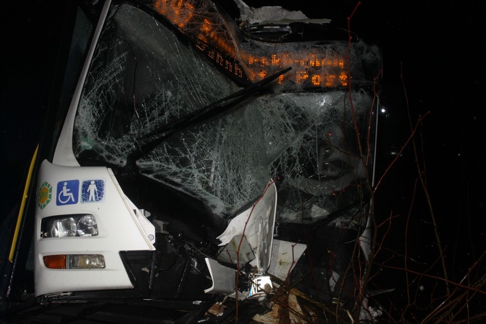 POL-NE: Unfall mit Bus fordert einen Verletzten