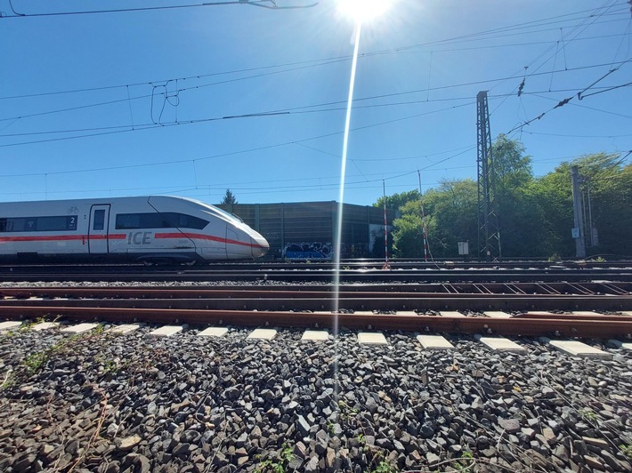 BPOL-HB: Schnellbremsung von ICE mit 460 Reisenden wegen abgerissener Oberleitung in Bardowick