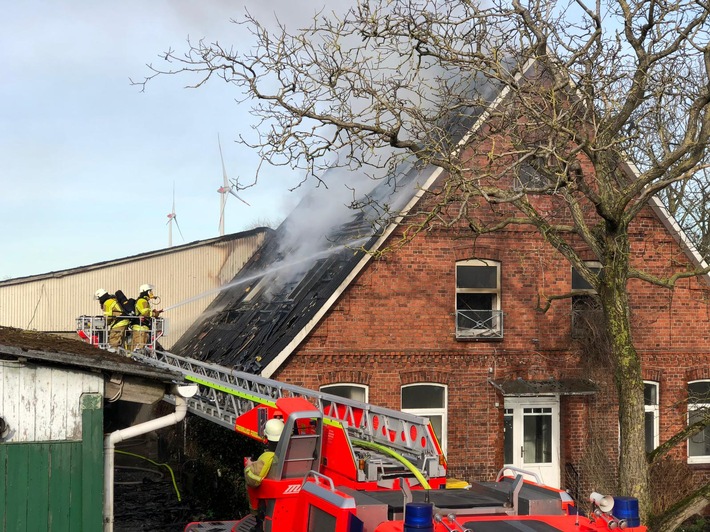 POL-STD: Dachstuhlbrand in Drochtersenermoor - Feuerwehr kann Übergreifen auf gesamtes Wohnhaus und Nebengebäude verhindern