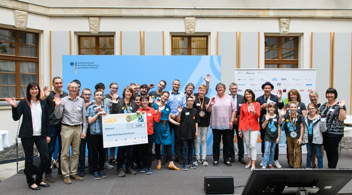 Schule aus Sachsen holt Gold in bundesweitem Klimaschutz-Wettbewerb / Auszeichnung durch Parlamentarische Staatssekretärin im Bundesumweltministerium / Preise für 17 Schulen aus allen Bundesländern