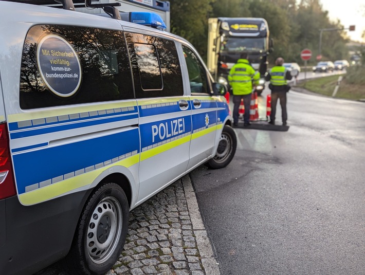 Bundespolizeidirektion München: Erfolgreiches Wochenende für die Bundespolizei Waidhaus - Festnahmen, Waffenfunden und Einreiseverweigerungen