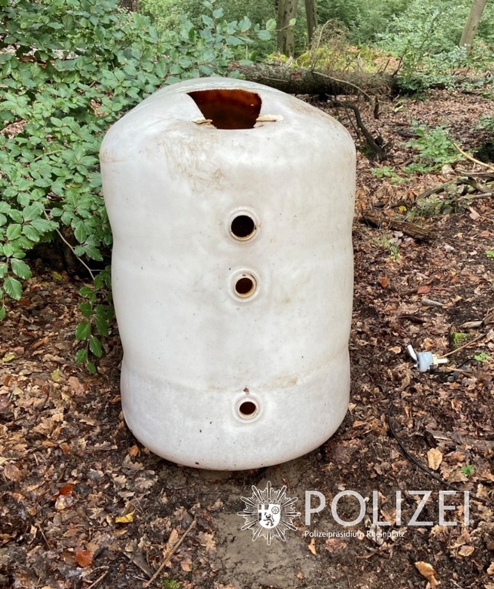 POL-PDNW: Ablagerung von Altöl im Waldgebiet an der K31