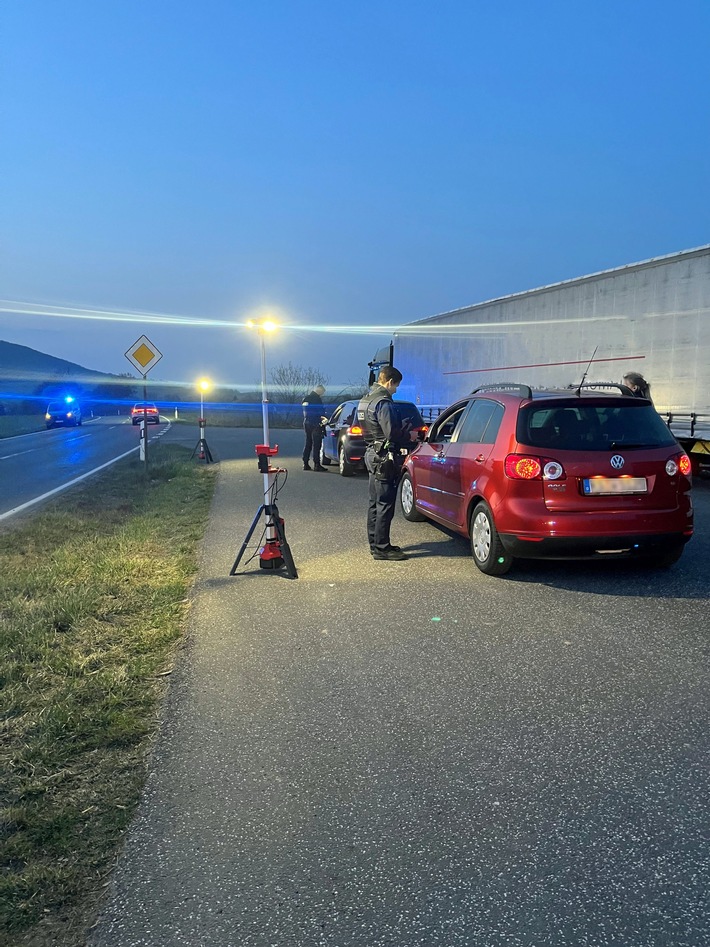 POL-KS: Verkehrskontrollen in Wolfhagen und Habichtswald: Zwei Fahrer ohne Führerschein gestoppt, weiterer schaut Handyvideos während der Fahrt