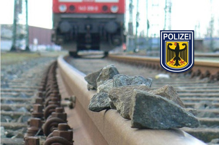 BPOL-KS: ICE ausgebremst - Zug überrollt Schottersteine