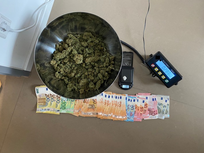 POL-D: Zeugen melden lauten Streit in Lierenfeld: Polizei betritt Wohnung und findet Cannabis und Kokain - Über 4.000 Euro mögliches Dealgeld sichergestellt