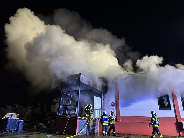 FW-EN: Abschlussmeldung: Brand in Möbellager - Über 100 Einsatzkräfte bei Großbrand vor Ort