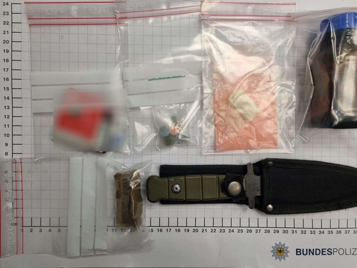 BPOL NRW: 43-Jähriger versteckt sich vor Bundespolizisten - Im Rucksack: Messer, Drogen und Einbruchswerkzeug